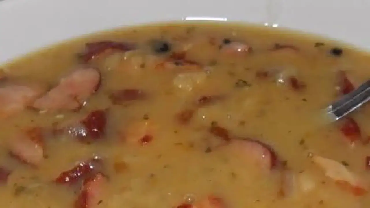 Grochówka wojskowa z wędzonym boczkiem i kiełbasą