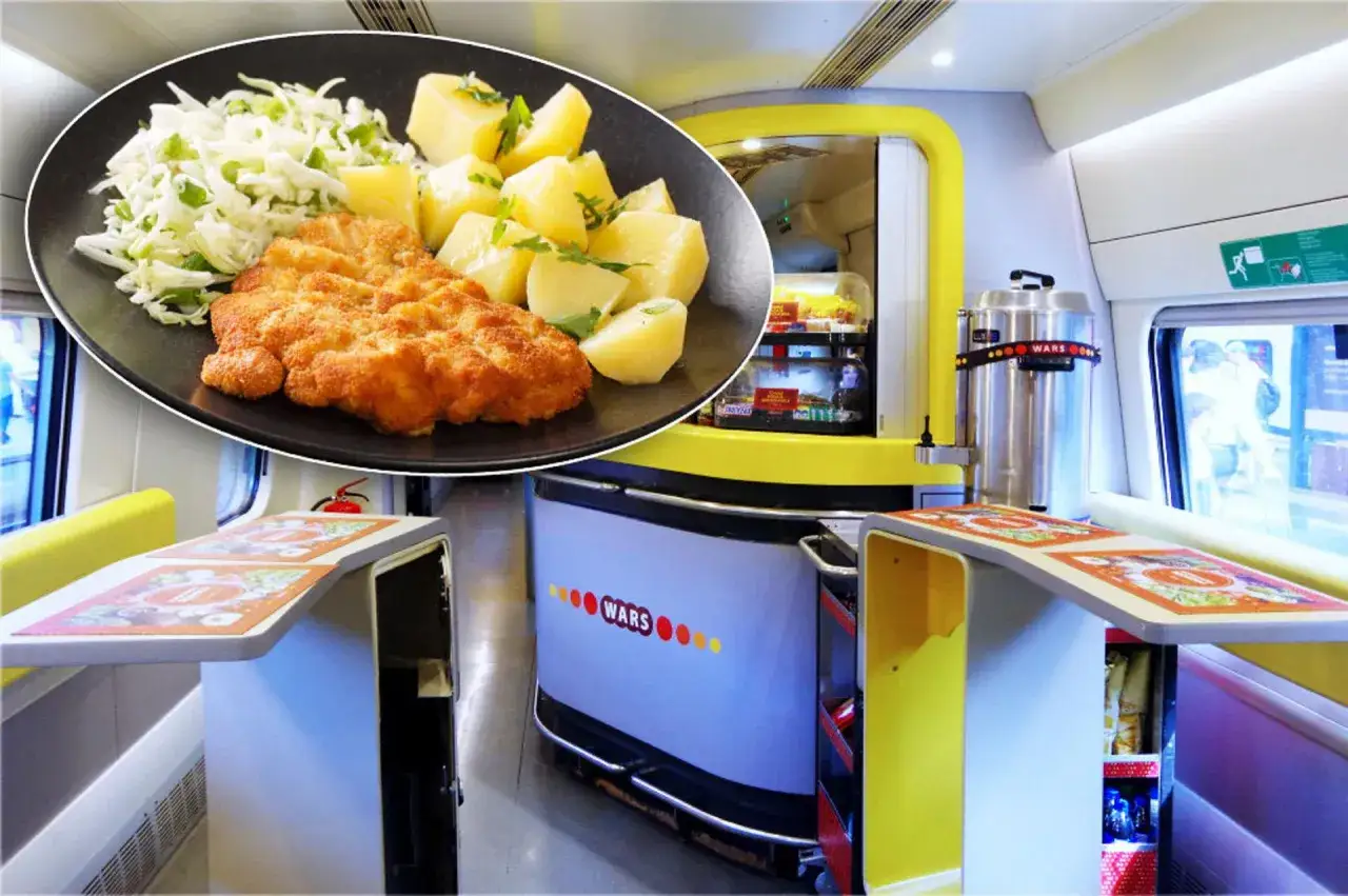 Na talerzu kotlet z ziemniakami i surówką. W tle wagon TLK z ladą WARS.