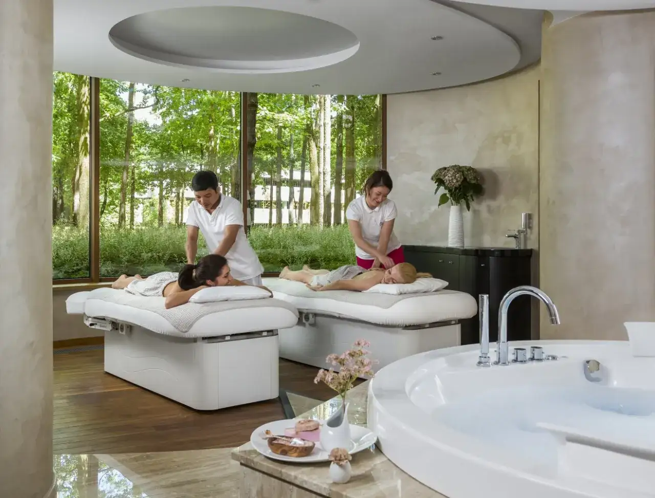 Nowoczesny hotel SPA basen widok górski