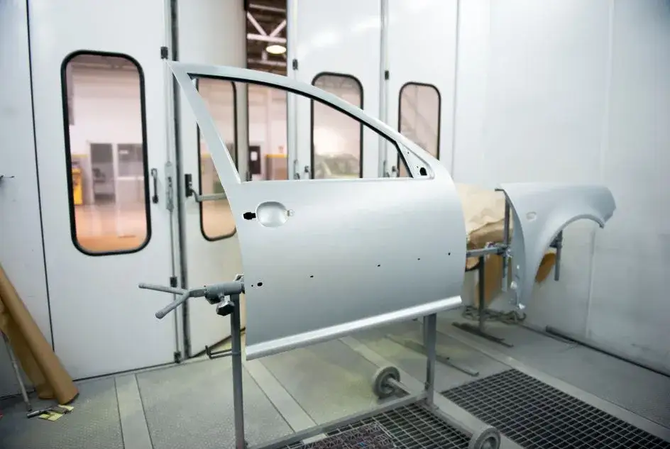 Zdjęcie Jak skutecznie odtłuścić lakier samochodowy przed malowaniem?