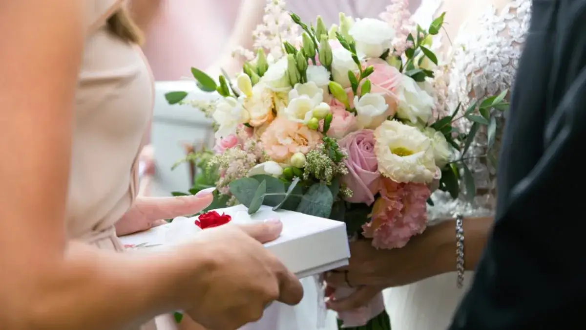 Para młoda przyjmująca życzenia i prezenty po ceremonii ślubnej