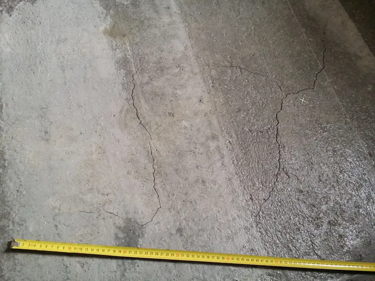 Uszkodzony taras pęknięcia przecieki