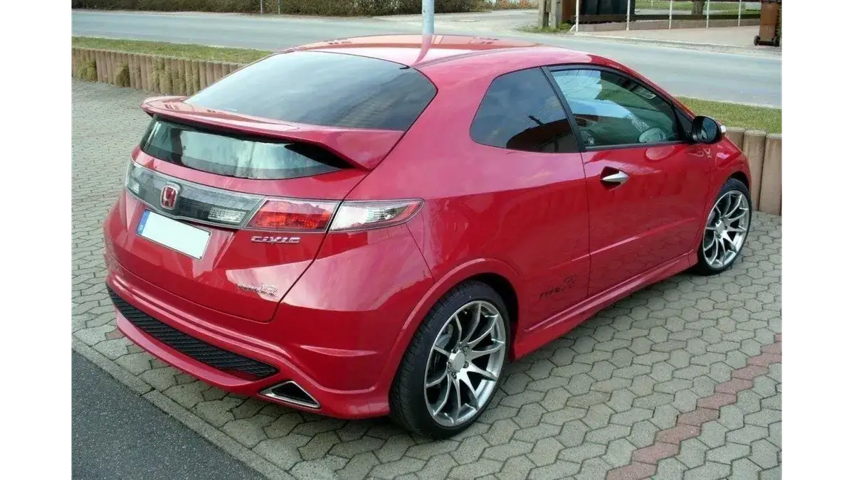 Honda Civic VIII UFO ze spoilerem