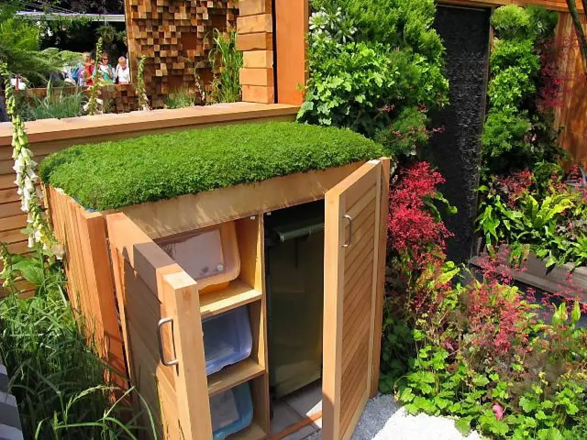 Rośliny maskujące kosze na śmieci w ogrodzie