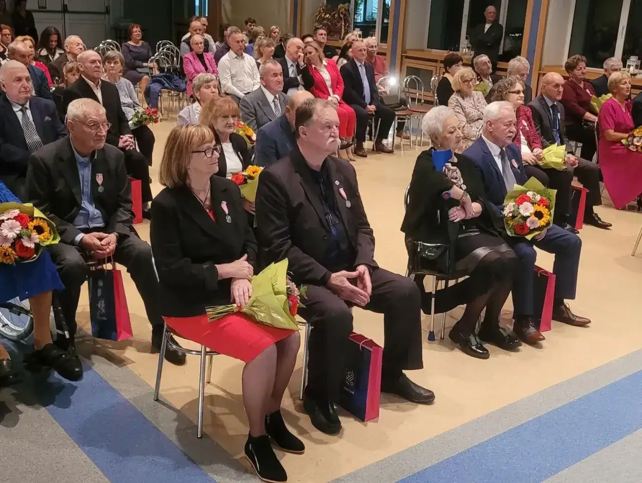 Para świętuje 36 rocznicę ślubu, otrzymując kwiaty i medale.