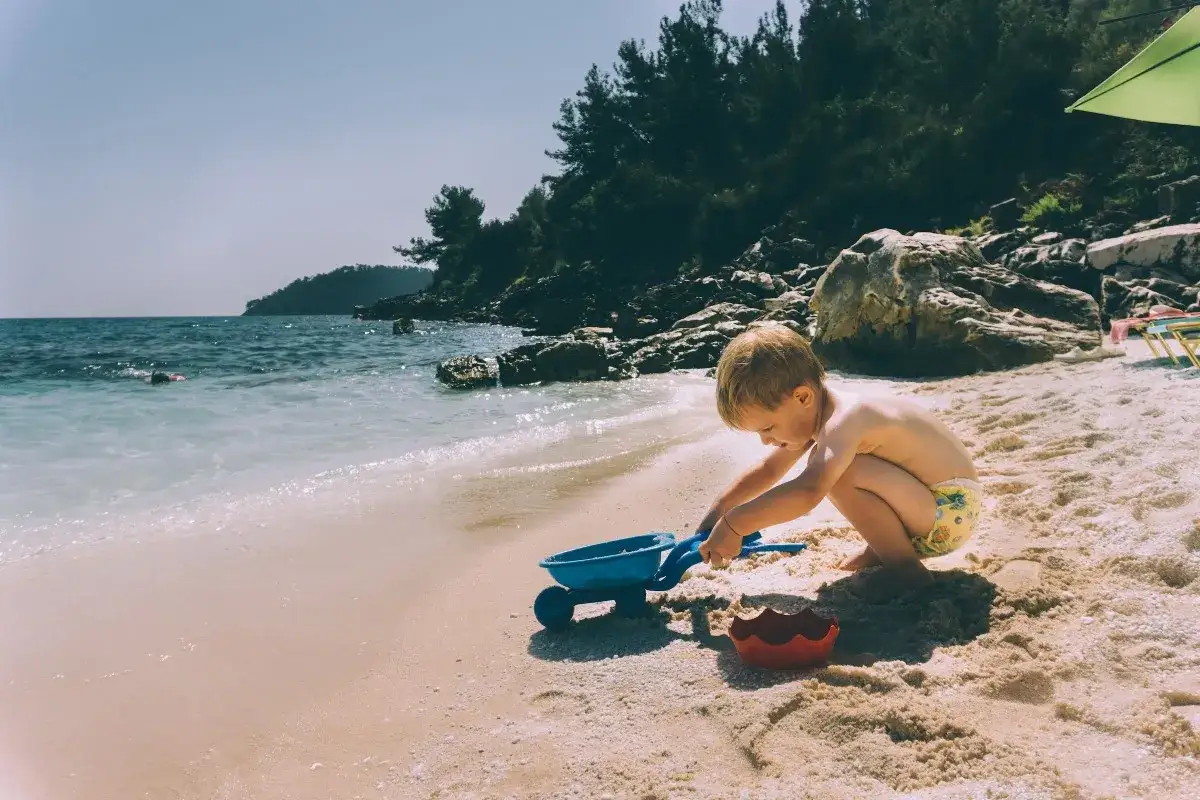 włoska plaża z dziećmi bawiącymi się latem