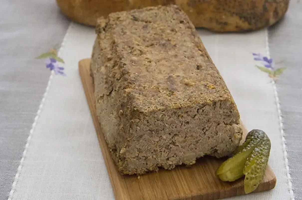 Domowy pasztet drobiowy z wątr&oacute;bką, idealny na kanapki, podany z og&oacute;rkiem kiszonym.