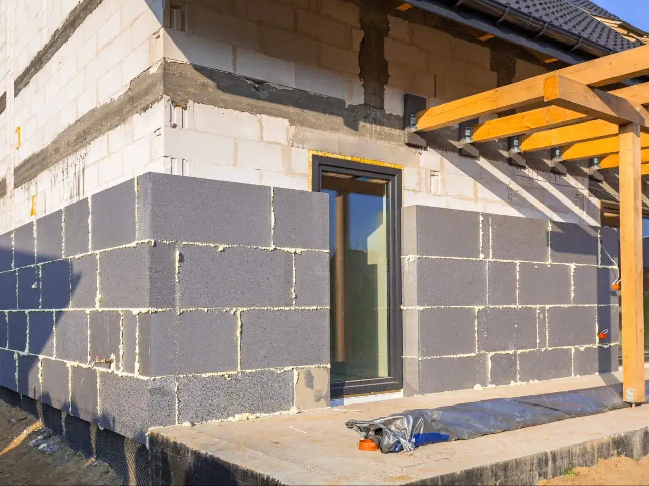 Budowa domu, ściany z bloczków, izolacja z grafitowego styropianu. Czy styropian to plastik? To pytanie nurtuje wielu budujących.