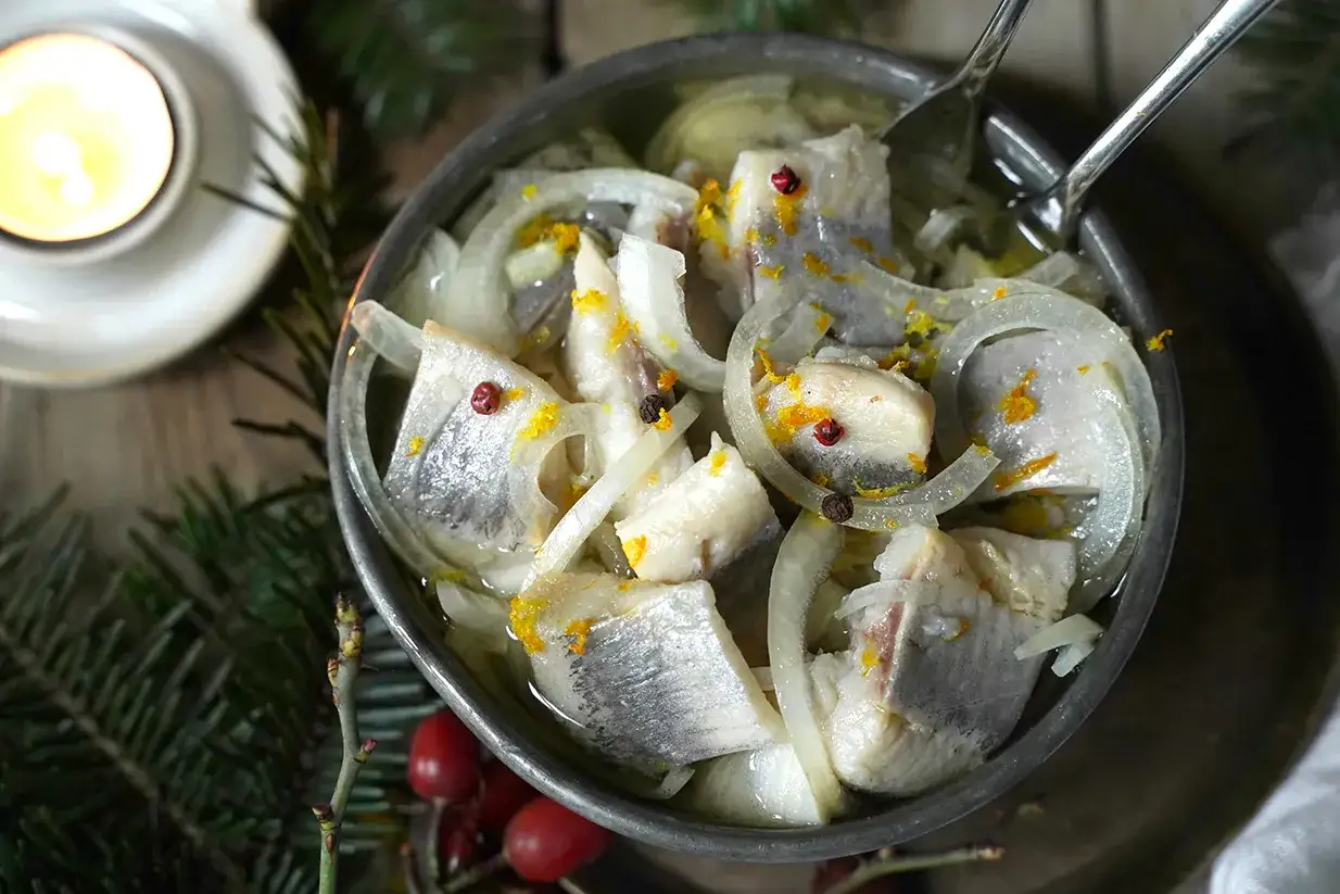 śledzie w oleju na talerzu