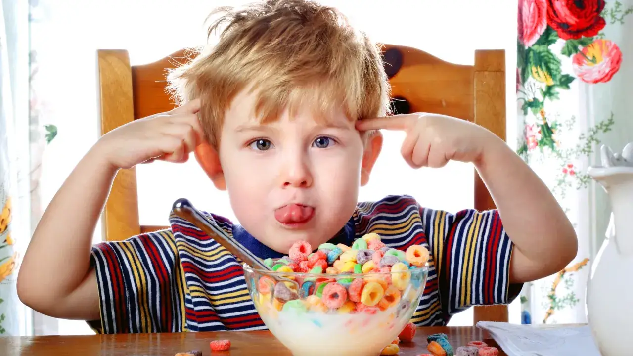 dziecko z r&oacute;żnymi emocjami lub symbolami ASD ADHD