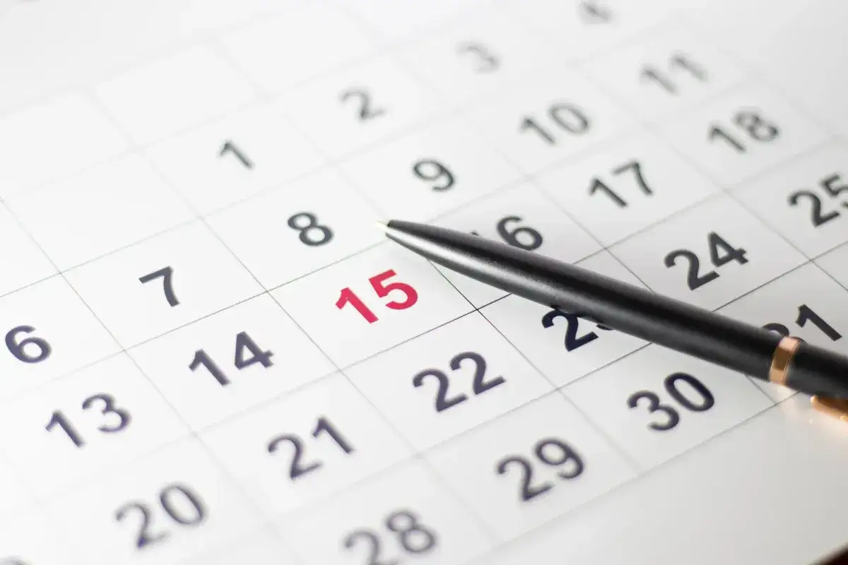 Długopis na kalendarzu wskazuje 15. dzień miesiąca. Czy chwilówki się przedawniają? Czas odgrywa kluczową rolę.