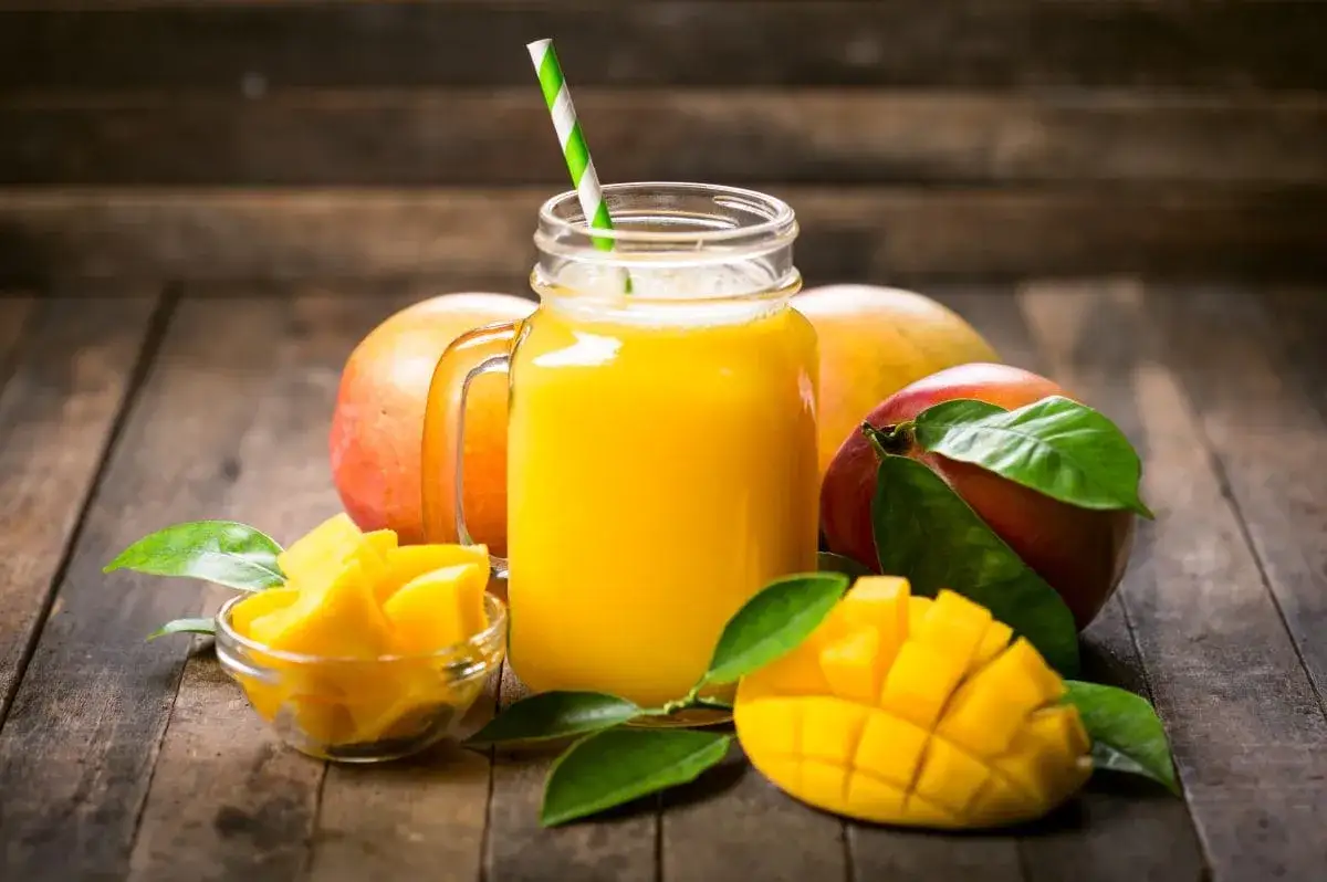 Składniki do koktajlu z mango i superfoods