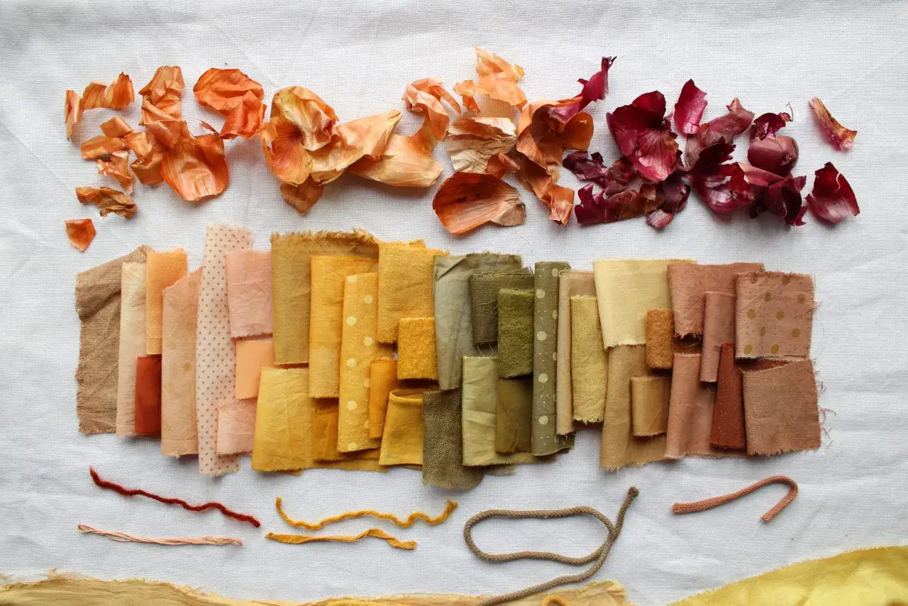 Naturalne barwniki do tkanin kawa herbata kurkuma cebula