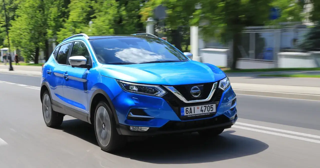 Niebieski Nissan Qashqai w ruchu ulicznym. Zastanawiasz się, ile wytrzyma silnik Nissan Qashqai? Ten model jest znany z trwałości.