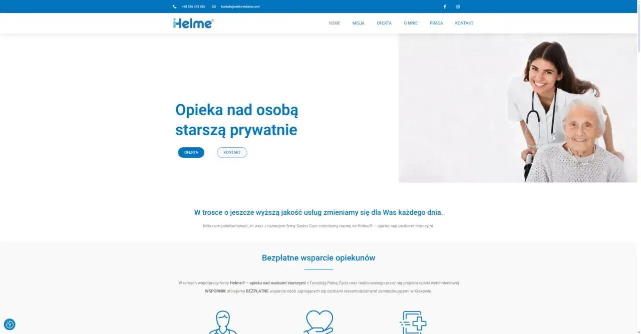 Uśmiechnięta opiekunka pomaga starszej kobiecie na wózku. Dowiedz się, ile opiekunki biorą za godzinę.