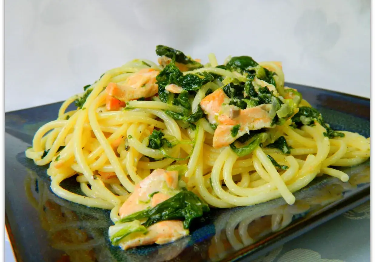 składniki spaghetti łosoś szpinak