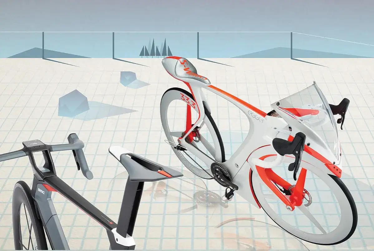 Futurystyczny prototyp roweru w kolorze białym z pomarańczowymi akcentami, z aerodynamiczną ramą i osłoną.