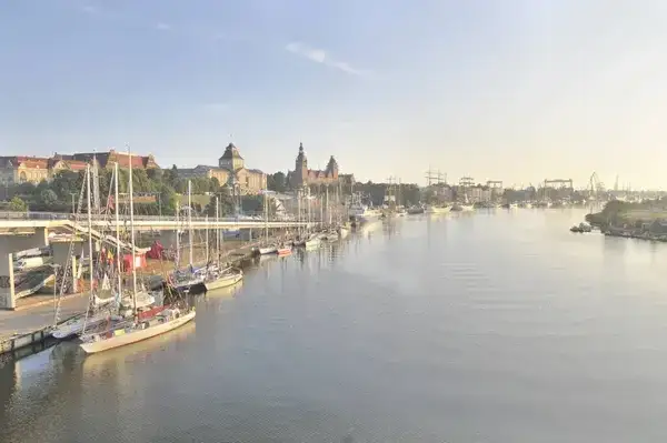 Widok na port w Szczecinie lub panoramę miasta z wodą w tle