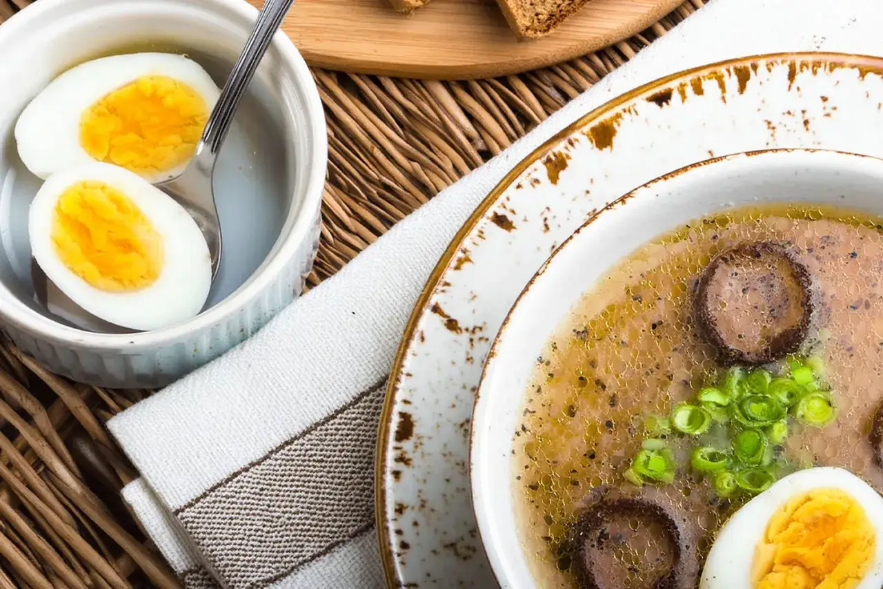 Pyszny żurek z kiełbasą i jajkiem, idealny na wielkanocny st&oacute;ł. Ten przepis na żurek z kiełbasą i jajkiem zachwyci każdego!