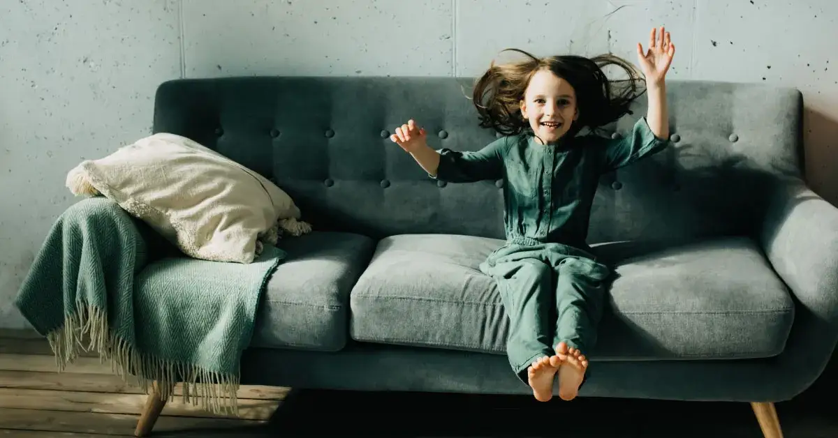 dzieci bawiące się z zaangażowaniem, symbol trzech filar&oacute;w motywacji wewnętrznej