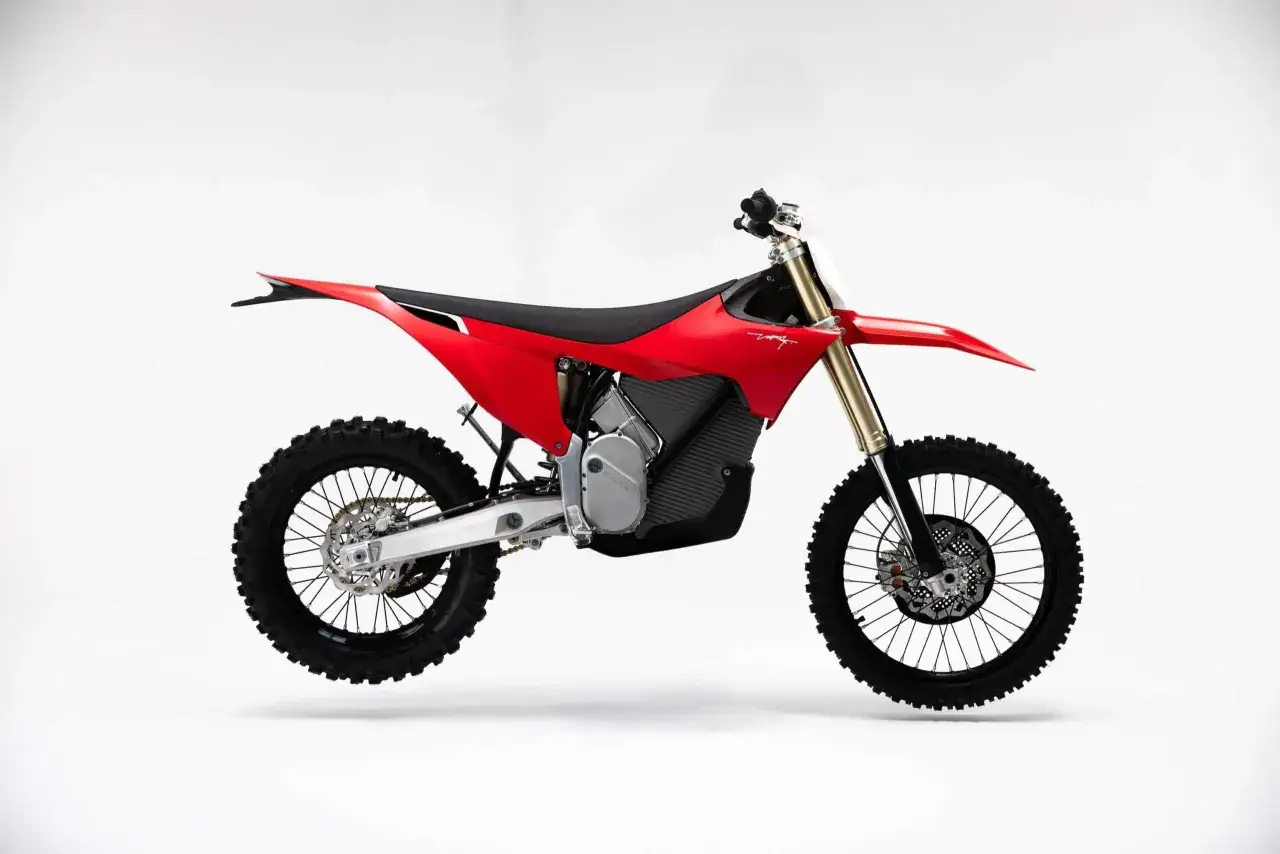 Motocykl enduro z tablicą rejestracyjną i oświetleniem