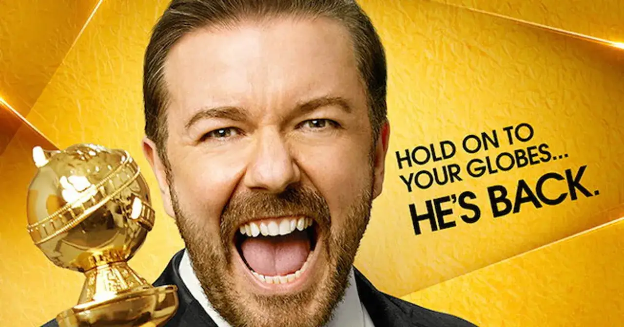 Ricky Gervais, trzymający Złoty Glob, krzyczy do mikrofonu. Napis głosi: 