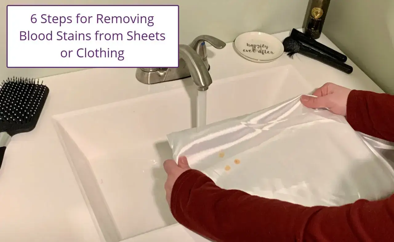 Ręce płuczą białą tkaninę z plamami pod bieżącą wodą. Dowiedz się, jak zmyć krew z ubrania.