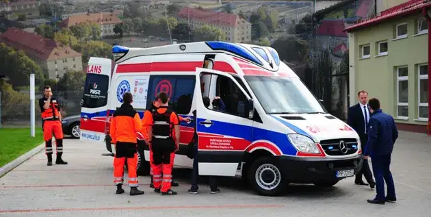 ratownicy medyczni w akcji karetka