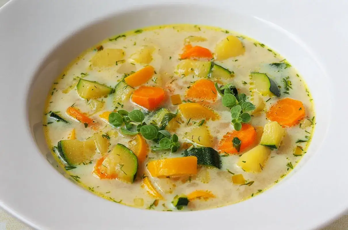 świeża cukinia i warzywa do zupy