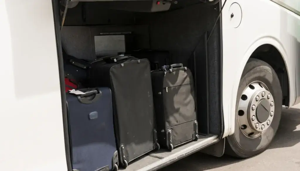 bus door to door, wnętrze komfortowego busa, bagaż w busie