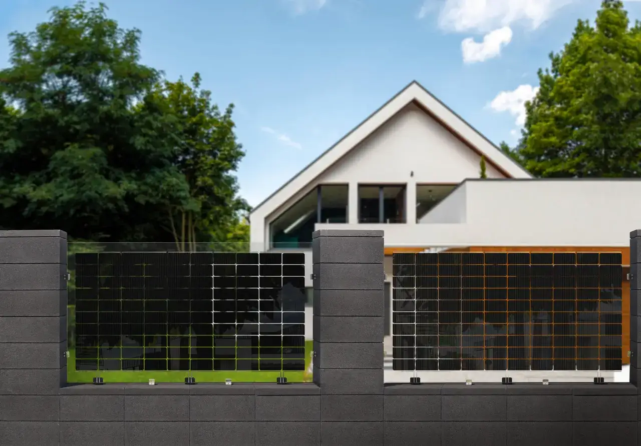 Nowoczesne ogrodzenie z paneli fotowoltaicznych, które harmonijnie wtapia się w otoczenie nowoczesnego domu.