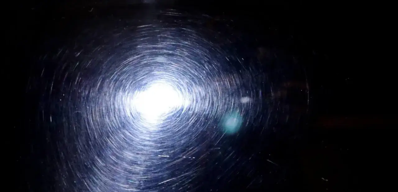 Wirujące rysy na ciemnym lakierze samochodowym, jakby czas pokazywał, ile schnie lakier samochodowy.