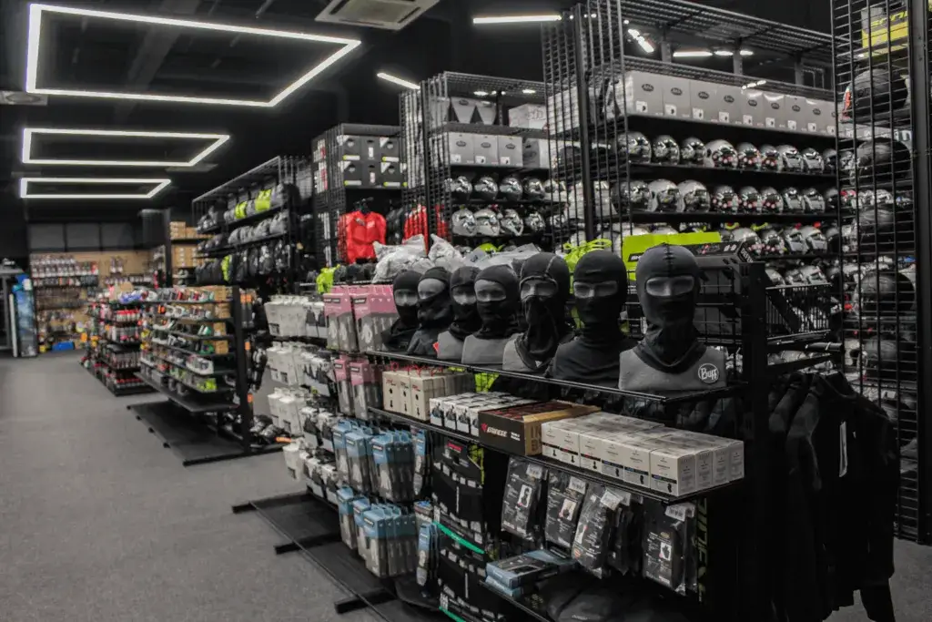 Por&oacute;wnanie kominiarek motocyklowych na lato