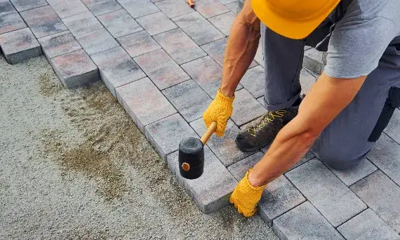 Zdjęcie Ile kosztuje ułożenie kostki brukowej? Sprawdź, jak uniknąć ukrytych kosztów!