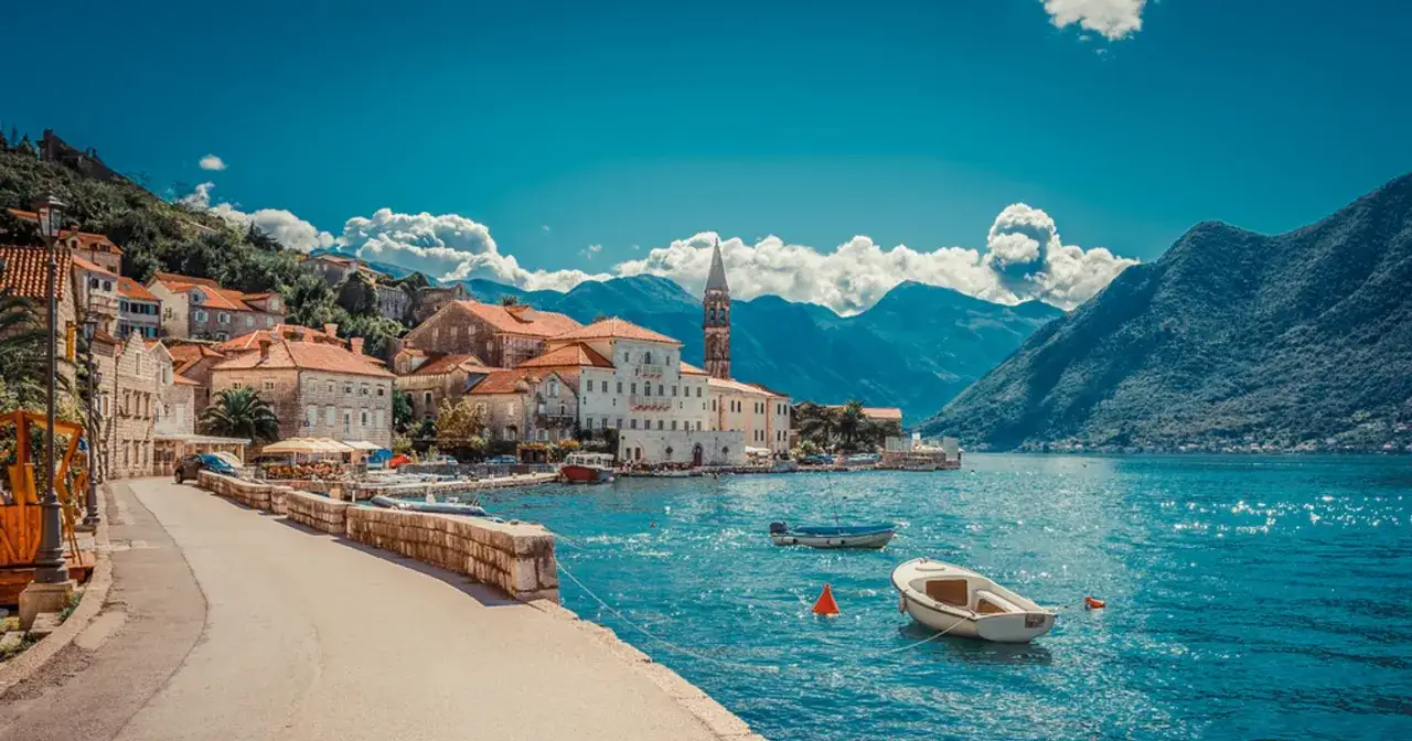 Urokliwe miasteczko nad zatoką, z kamiennymi domami i górami w tle. To jedne z wielu czarnogóra atrakcje, które zachwycają turystów.