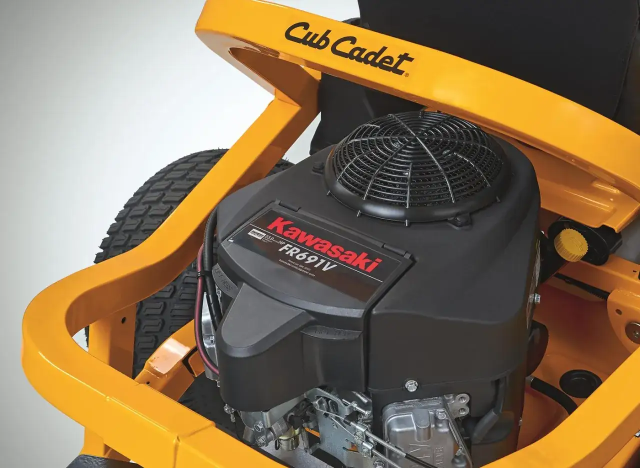 Silnik Kawasaki FR691V o mocy 23 KM w żółtej kosiarka zero turn Cub Cadet.