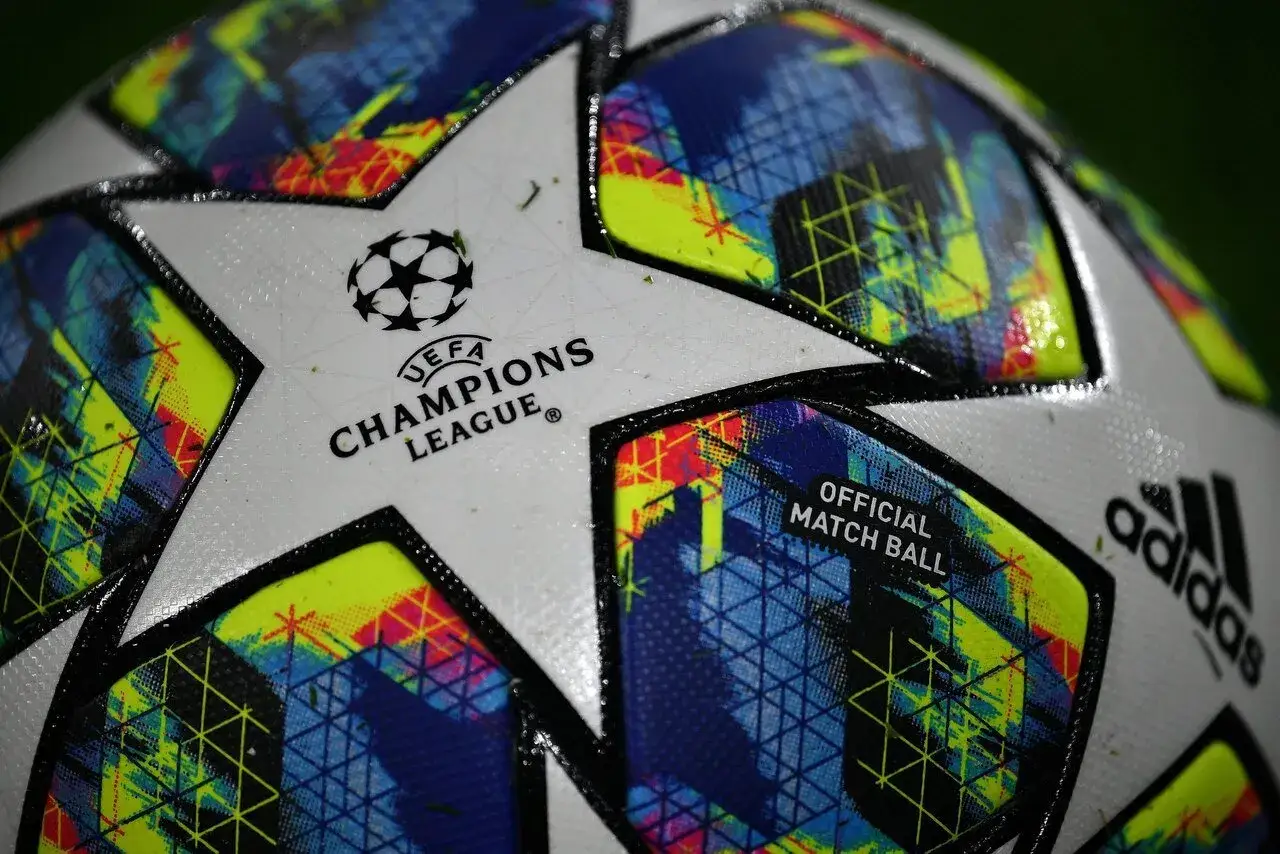 Piłka Ligi Mistrzów UEFA. Każdy marzy o tym, by zobaczyć, ile za awans do ligi mistrzów można zarobić, grając tym oficjalnym modelem meczowym.