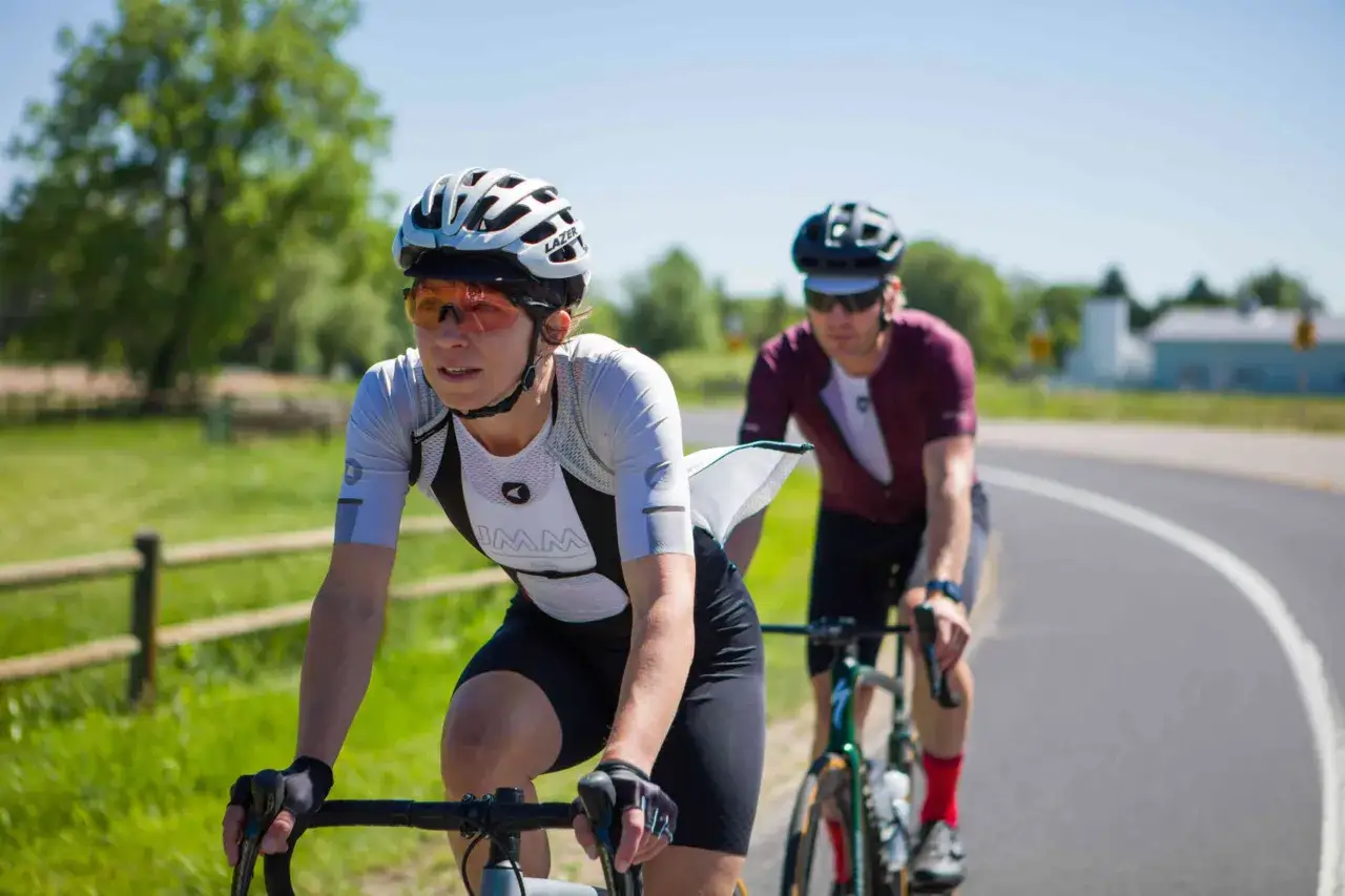 Idealny str&oacute;j na rower przy 15 stopniach: kolarka, koszulka z kr&oacute;tkim rękawem, rękawiczki i kask.