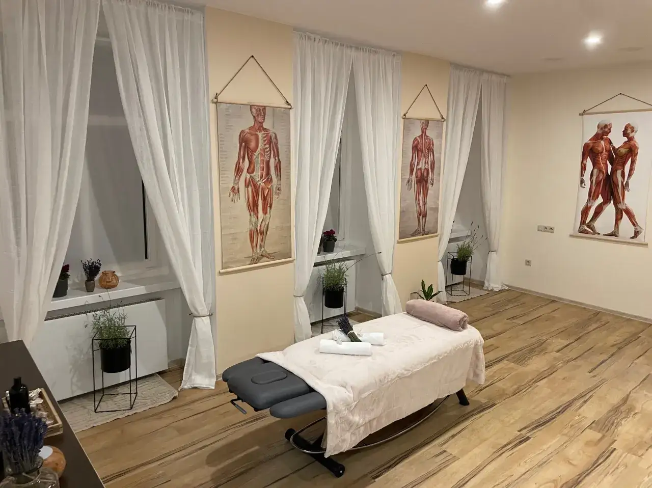 Profesjonalny gabinet masażu z ł&oacute;żkiem i ręcznikami