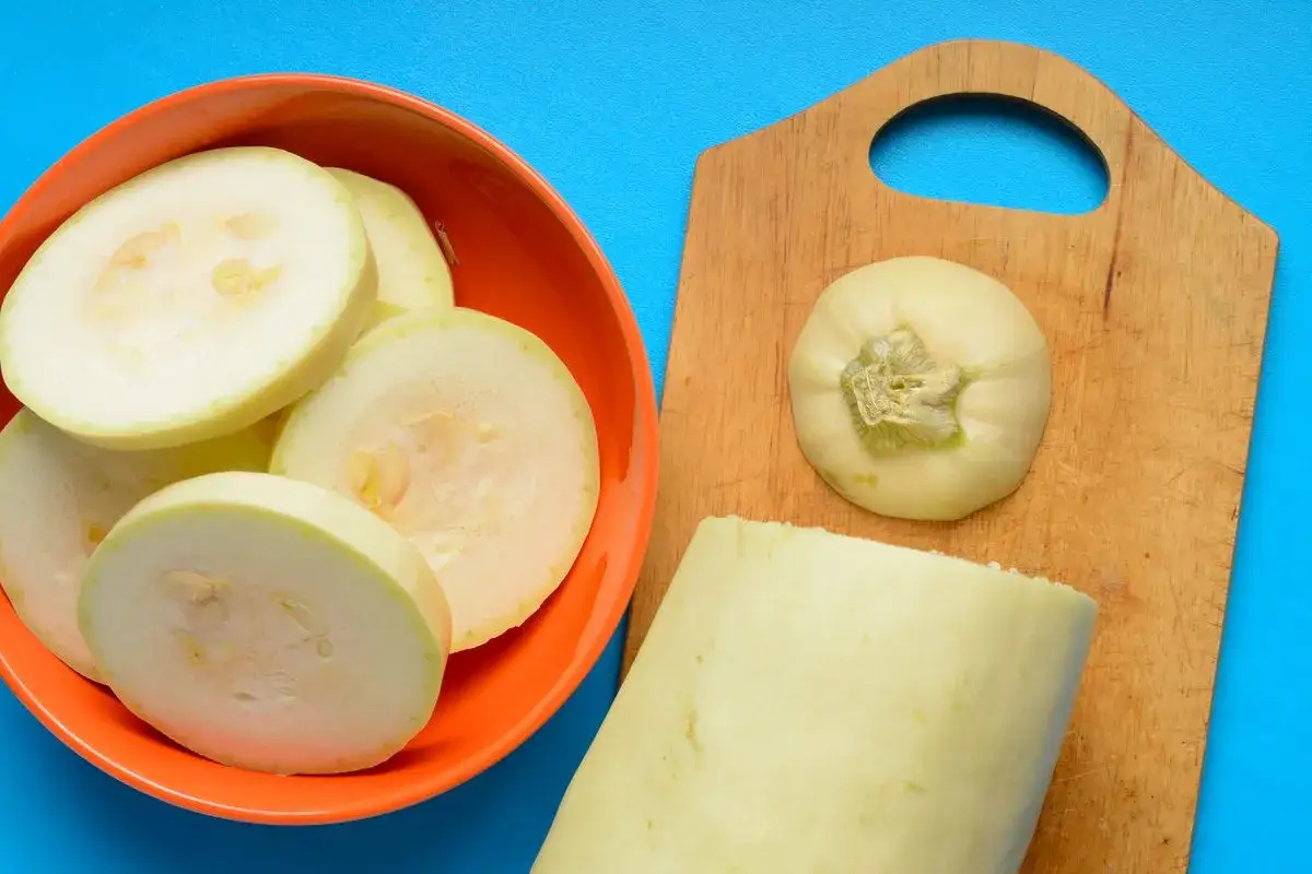 Krojenie kabaczka do grillowania