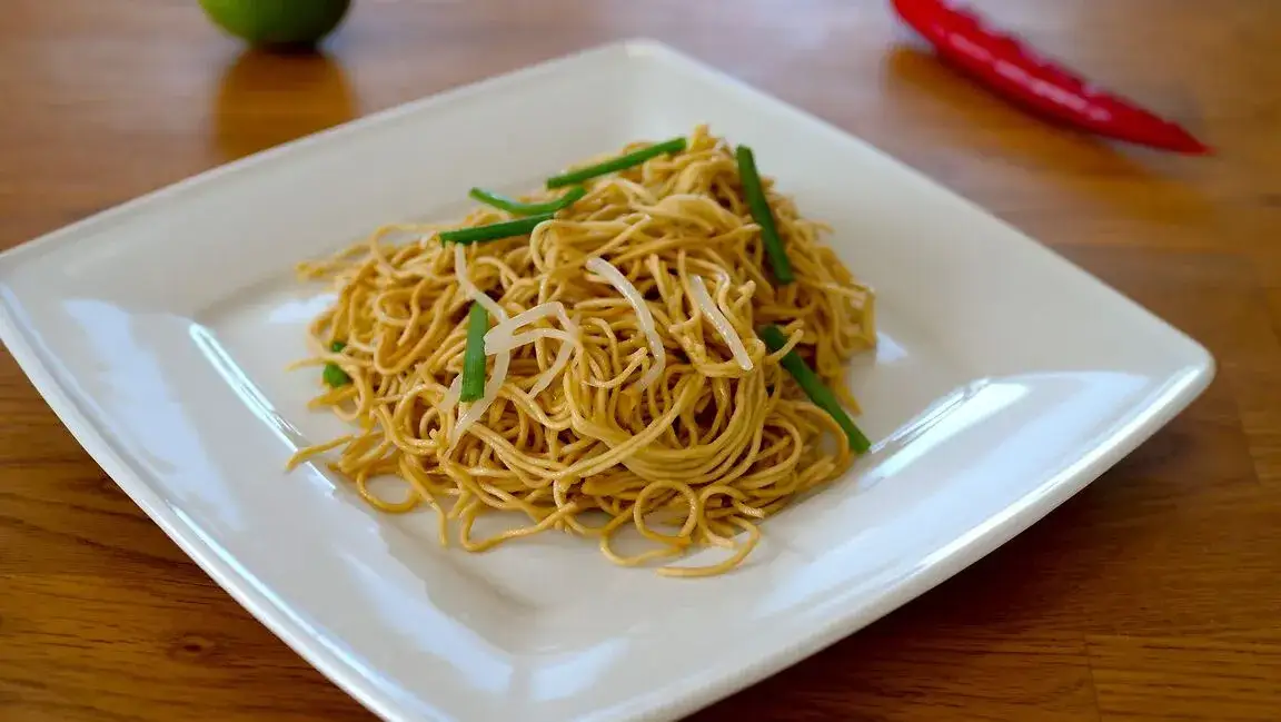 różne rodzaje makaronu chow mein z dodatkami