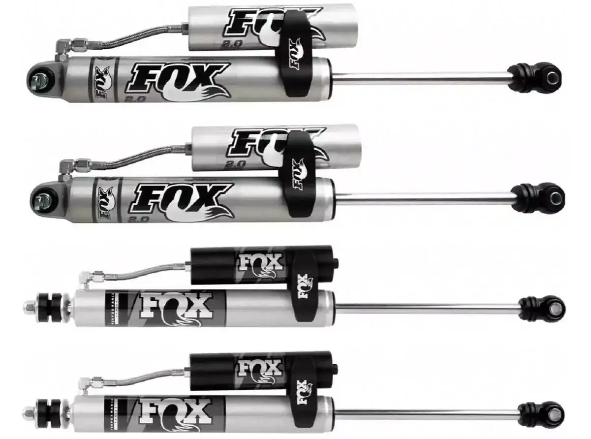 Amortyzatory FOX 2.0 Performance Series. Zestaw czterech amortyzator&oacute;w z zewnętrznym zbiorniczkiem, idealnych do off-roadu.