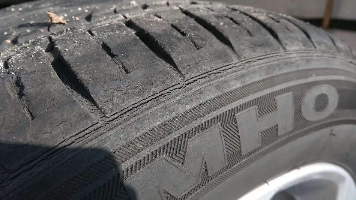 starzejąca się opona pęknięcia sparciała guma