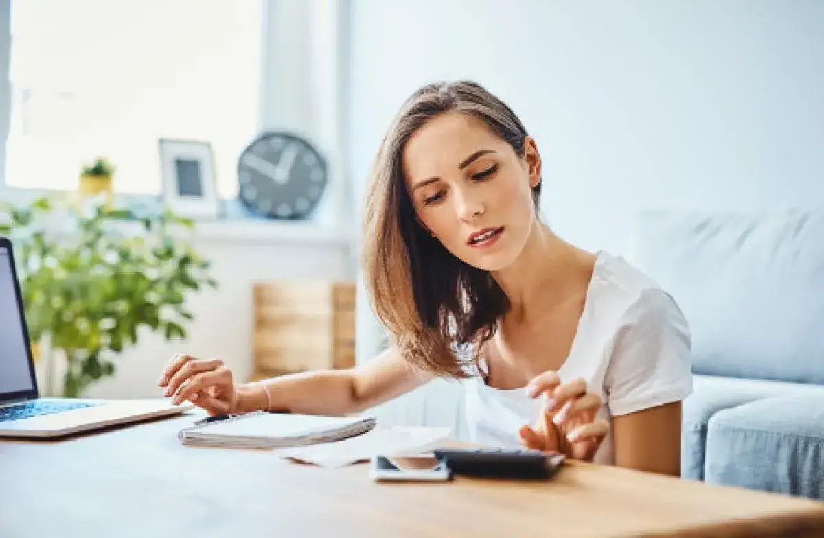 pracownik niezadowolony z podwyżki, zjawisko adaptacji