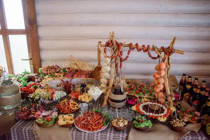 dekoracje wiejskiego stołu na wesele