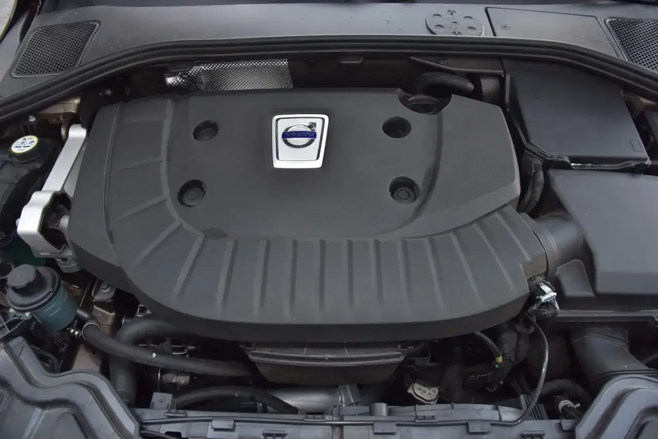 Silnik Volvo z charakterystycznym logo. Dyskusja o tym, które silniki Volvo są najlepsze, często dotyczy tej generacji jednostek.