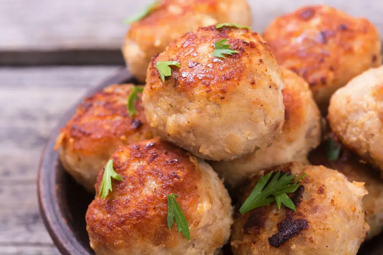 Puszyste pulpeciki drobiowe, idealne do sosu. Sekret tkwi w dodatku, by nie były twarde.