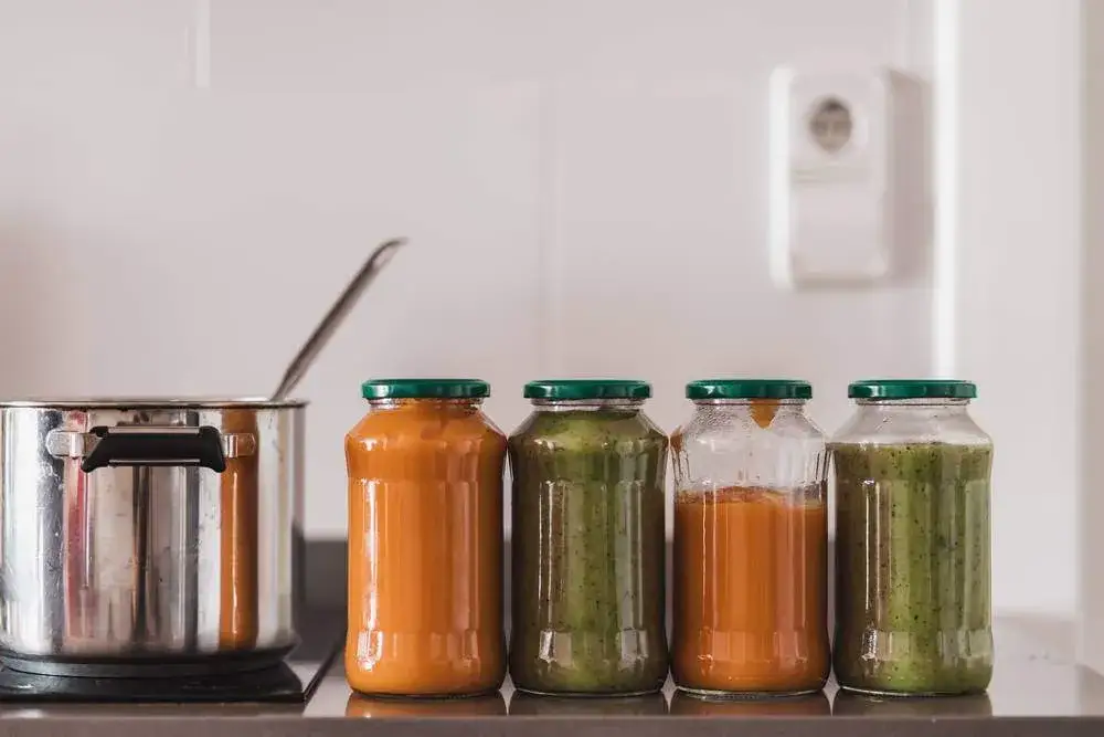 Soupe de l&eacute;gumes maison dans des contenants de conservation