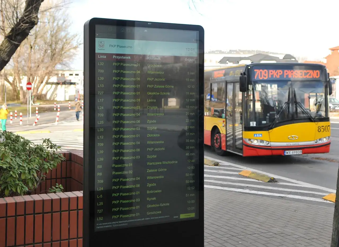 Elektroniczna tablica odjazd&oacute;w dworzec autobusowy