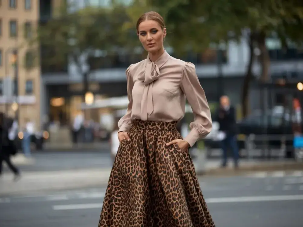 sp&oacute;dnica w panterkę stylizacje bezpieczne kolory